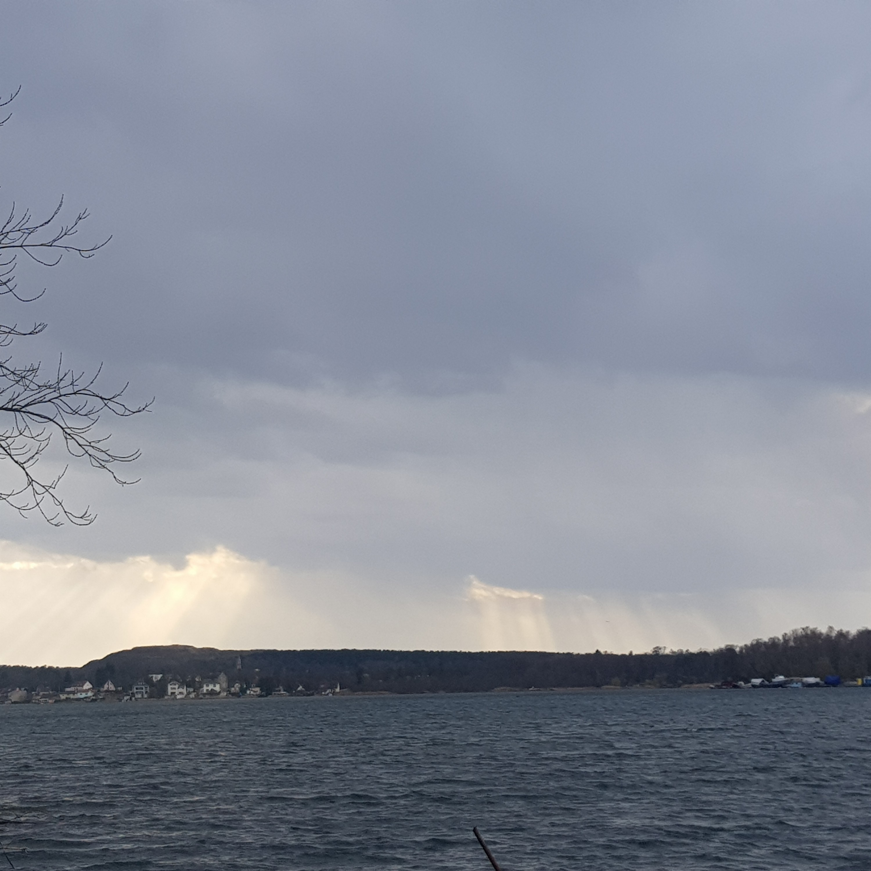 Schauerwetter / Fallstreifen mit Sonnenstrahlen vermischt